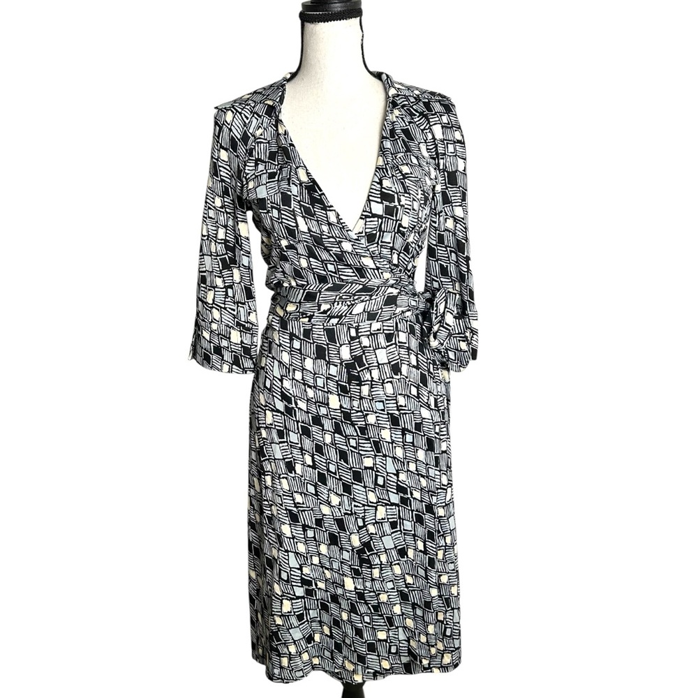 Diane Von Furstenburg 100% Silk Iconic Denise Wrap Dress size 6 EC